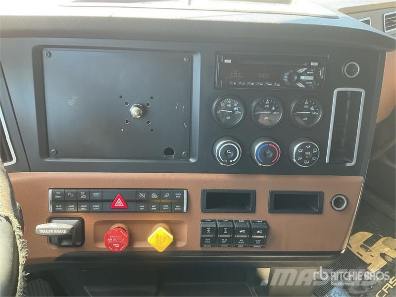 Freightliner Cascadia 126 6x4 T/A Sleeper Truck Tractor Trekkers