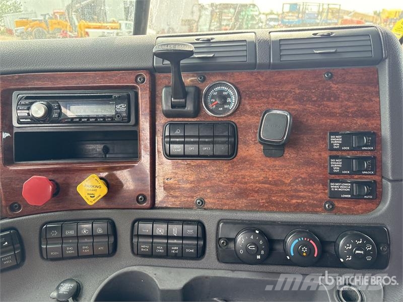 Freightliner Cascadia 125 6x4 T/A Sleeper Truck Tractor Vlačilci