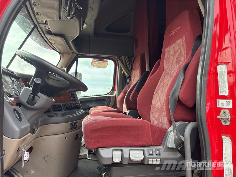Freightliner Cascadia 125 6x4 T/A Sleeper Truck Tractor Vlačilci