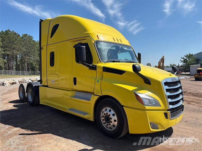 Freightliner Cascadia 126 6x4 T/A Sleeper Truck Tractor Vetopöytäautot