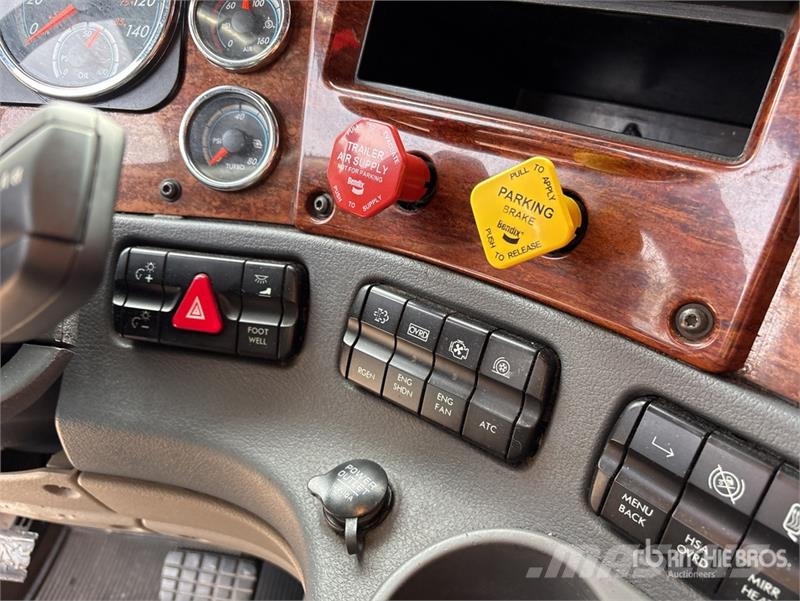 Freightliner Cascadia 125 6x4 T/A Sleeper Truck Tractor 牵引车