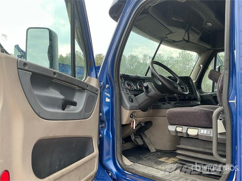 Freightliner Cascadia 125 6x4 T/A Sleeper Truck Tractor Trekkers