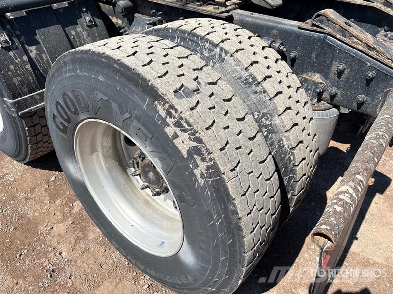 Freightliner Cascadia 126 6x4 T/A Sleeper Truck Tractor Vetopöytäautot