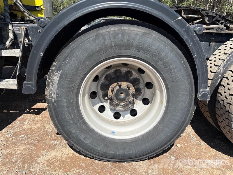 Freightliner Cascadia 126 6x4 T/A Sleeper Truck Tractor Vetopöytäautot