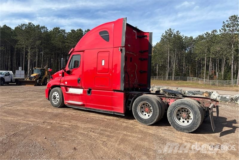 Freightliner Cascadia 125 6x4 T/A Sleeper Truck Tractor Trekkers