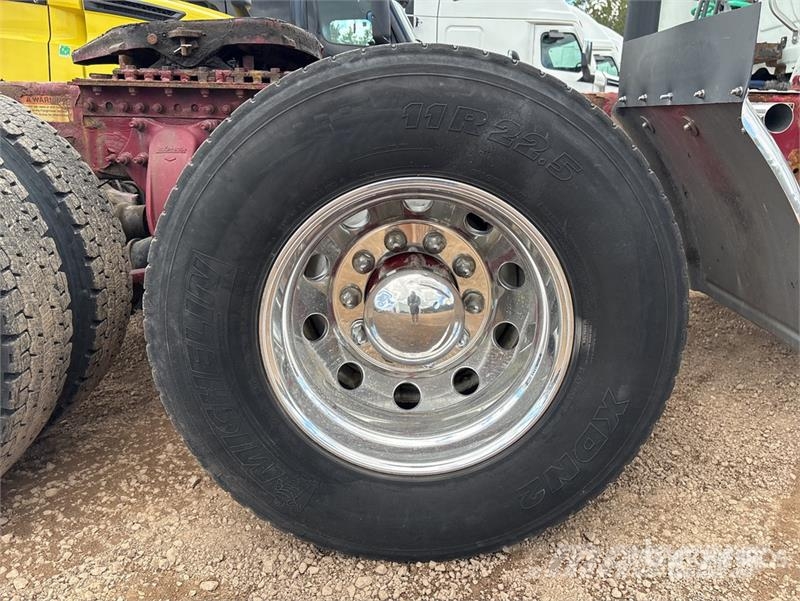 Freightliner Cascadia 126 6x4 T/A Sleeper Truck Tractor Camiones tractor