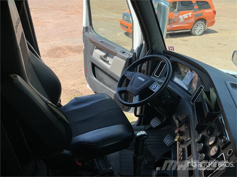 Freightliner Cascadia 126 6x4 T/A Sleeper Truck Tractor Camiones tractor