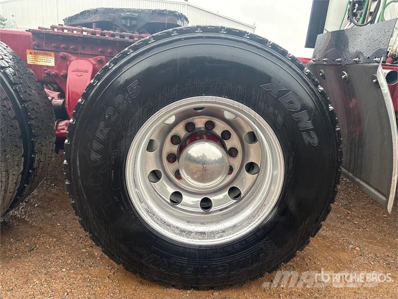 Freightliner Cascadia 126 6x4 T/A Sleeper Truck Tractor Trekkvogner