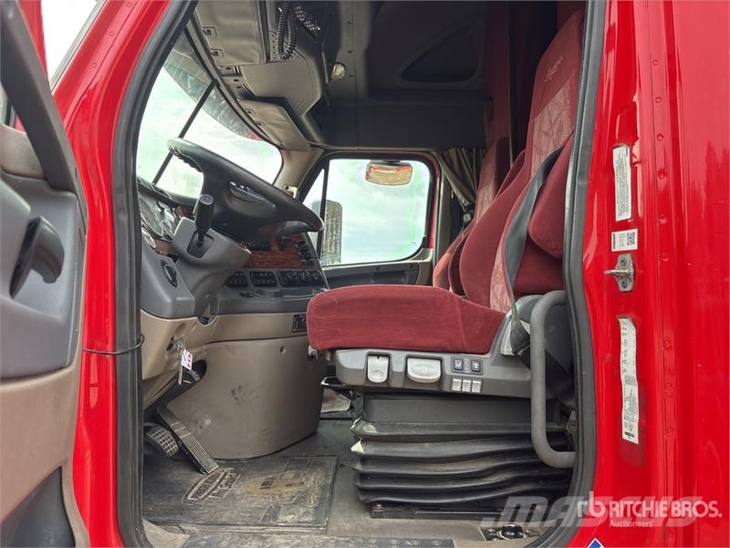 Freightliner Cascadia 125 6x4 T/A Sleeper Truck Tractor Vlačilci