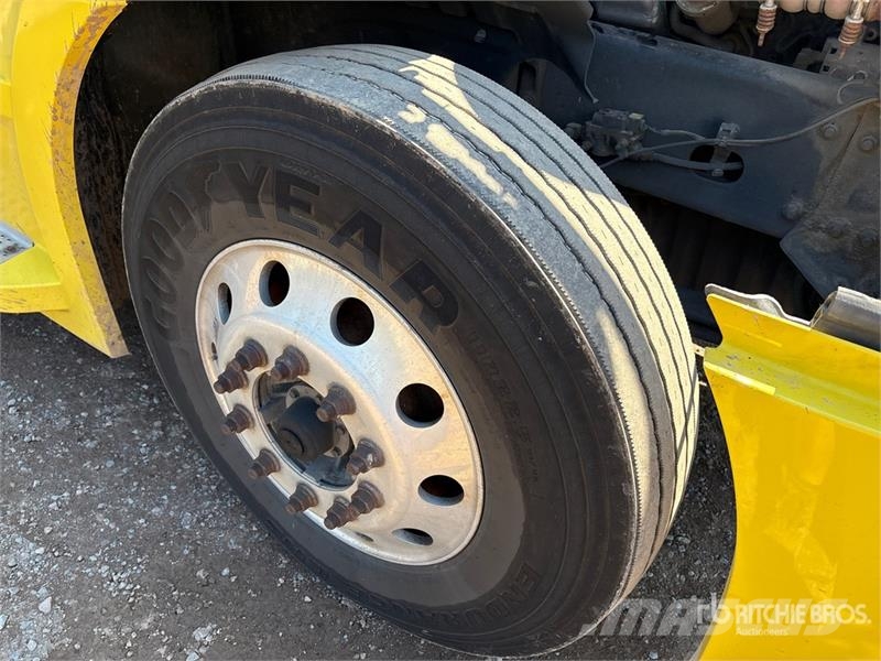 Freightliner Cascadia 126 6x4 T/A Sleeper Truck Tractor Vetopöytäautot