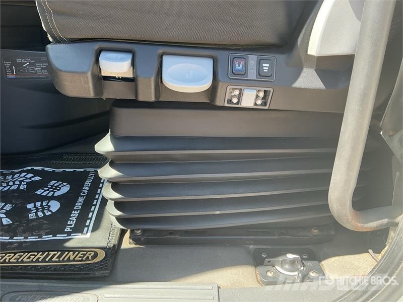 Freightliner Cascadia 126 6x4 T/A Sleeper Truck Tractor Trekkers