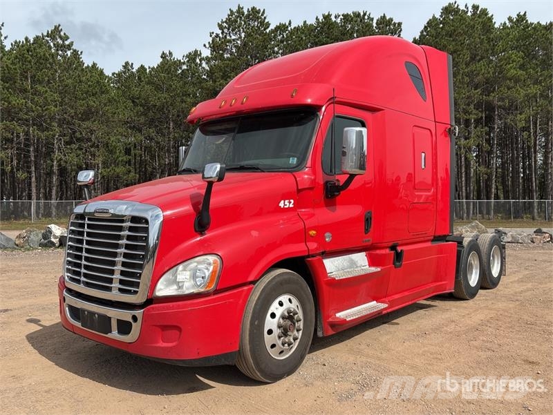 Freightliner Cascadia 125 6x4 T/A Sleeper Truck Tractor Vlačilci