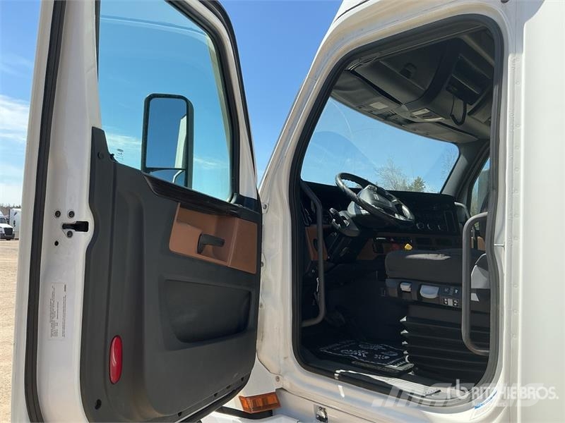 Freightliner Cascadia 126 6x4 T/A Sleeper Truck Tractor Trekkers