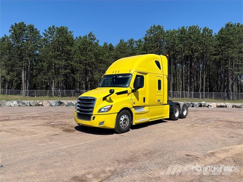 Freightliner Cascadia 126 6x4 T/A Sleeper Truck Tractor Vetopöytäautot