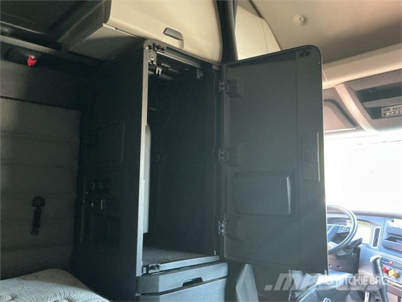 Freightliner Cascadia 126 6x4 T/A Sleeper Truck Tractor Camiones tractor