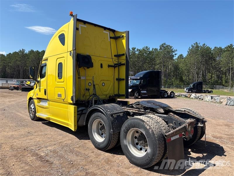 Freightliner Cascadia 126 6x4 T/A Sleeper Truck Tractor Vetopöytäautot