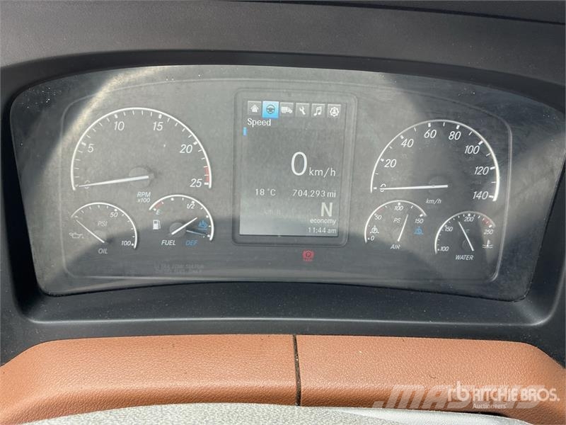 Freightliner Cascadia 126 6x4 T/A Sleeper Truck Tractor Trekkers