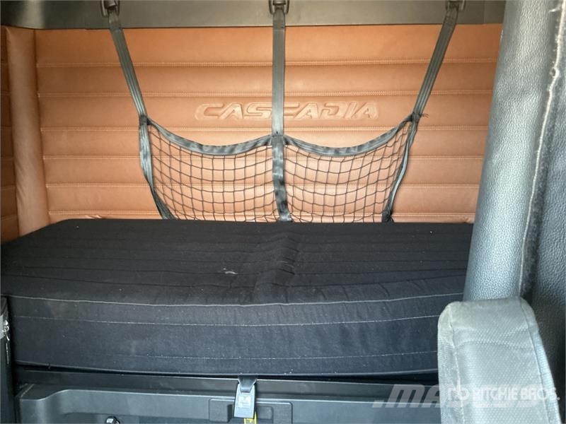 Freightliner Cascadia 126 6x4 T/A Sleeper Truck Tractor Trekkers