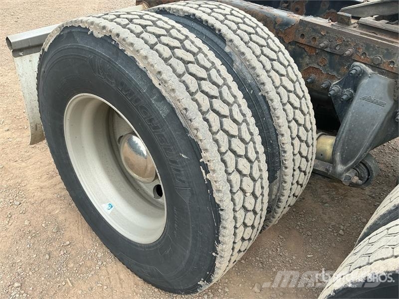 Freightliner Cascadia 125 6x4 T/A Sleeper Truck Tractor Trekkers