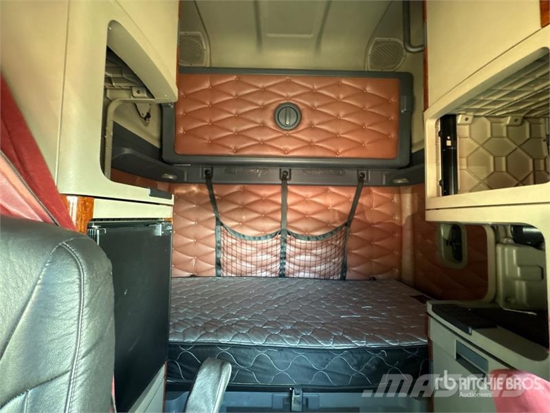 Freightliner Cascadia 125 6x4 T/A Sleeper Truck Tractor Trekkers