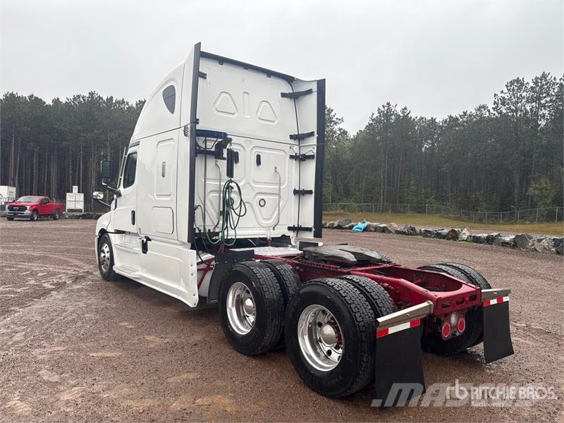Freightliner Cascadia 126 6x4 T/A Sleeper Truck Tractor Trekkvogner