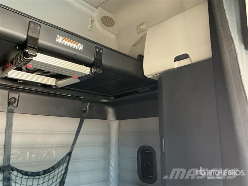 Freightliner Cascadia 126 6x4 T/A Sleeper Truck Tractor Camiones tractor