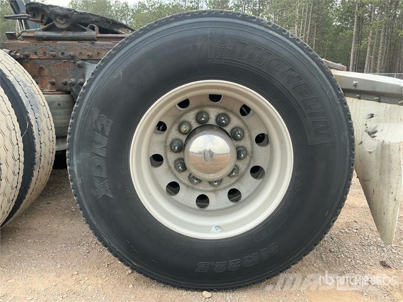 Freightliner Cascadia 125 6x4 T/A Sleeper Truck Tractor Trekkers