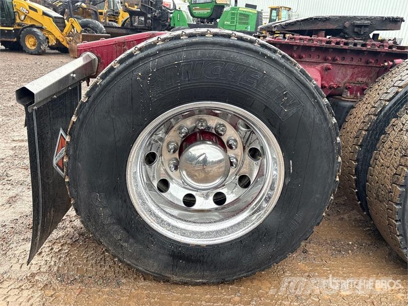 Freightliner Cascadia 126 6x4 T/A Sleeper Truck Tractor Ťahače