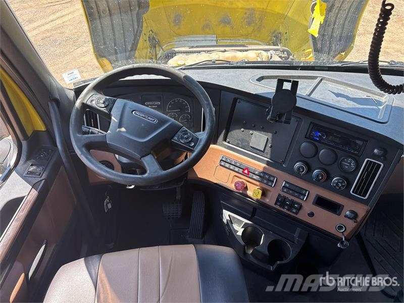 Freightliner Cascadia 126 6x4 T/A Sleeper Truck Tractor Vetopöytäautot
