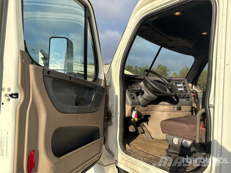 Freightliner Cascadia 125 6x4 T/A Sleeper Truck Tractor Sattelzugmaschinen