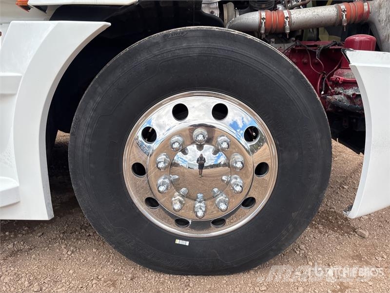 Freightliner Cascadia 126 6x4 T/A Sleeper Truck Tractor Camiones tractor