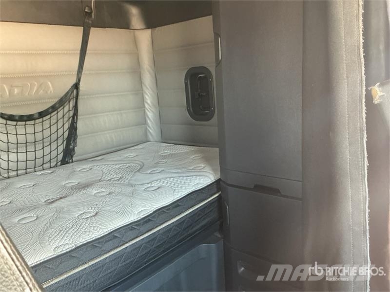 Freightliner Cascadia 126 6x4 T/A Sleeper Truck Tractor Camiones tractor