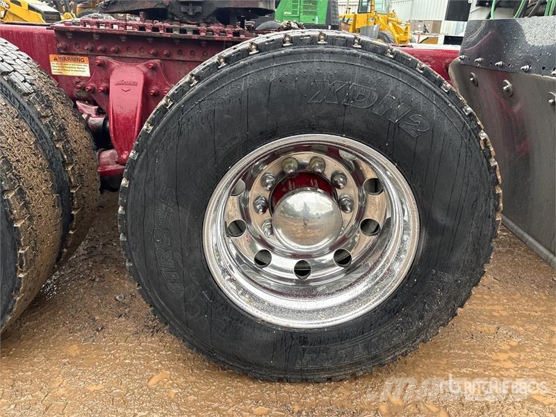 Freightliner Cascadia 126 6x4 T/A Sleeper Truck Tractor Ťahače