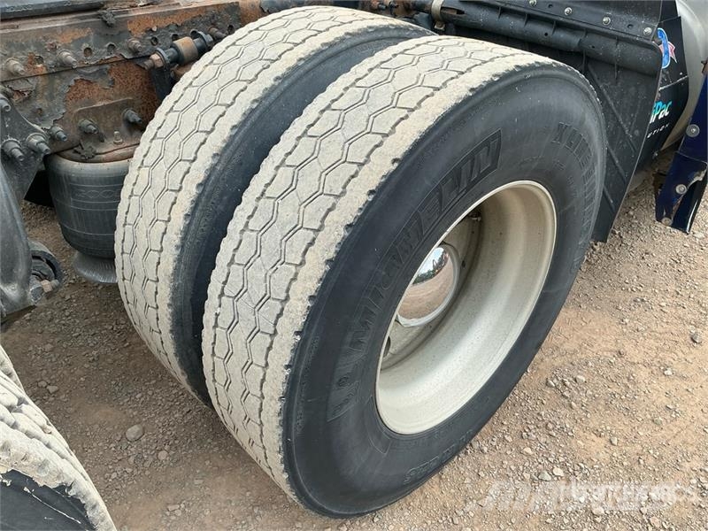 Freightliner Cascadia 125 6x4 T/A Sleeper Truck Tractor Trekkers