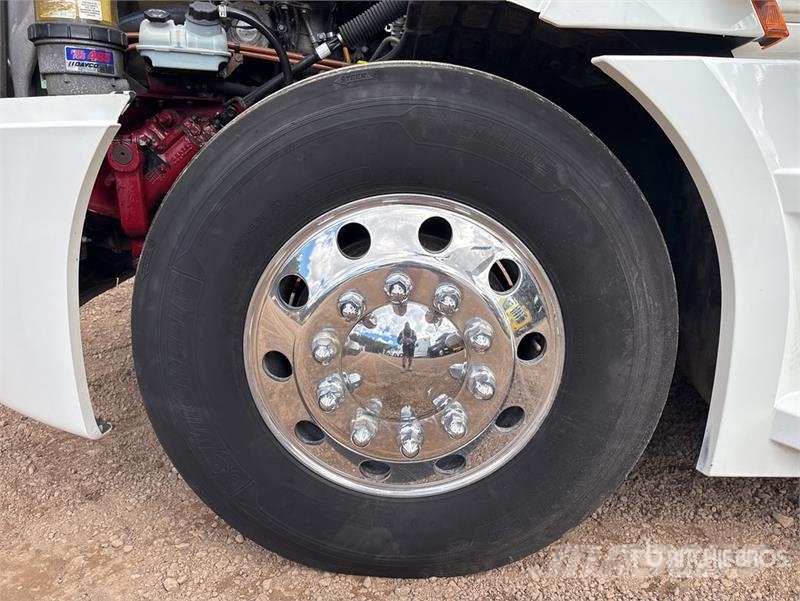 Freightliner Cascadia 126 6x4 T/A Sleeper Truck Tractor Camiones tractor