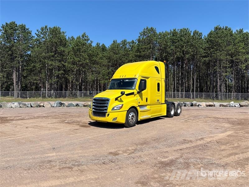 Freightliner Cascadia 126 6x4 T/A Sleeper Truck Tractor Vetopöytäautot