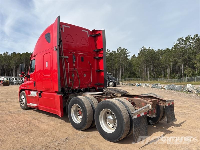Freightliner Cascadia 125 6x4 T/A Sleeper Truck Tractor Vlačilci