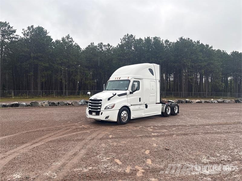 Freightliner Cascadia 126 6x4 T/A Sleeper Truck Tractor Trekkvogner