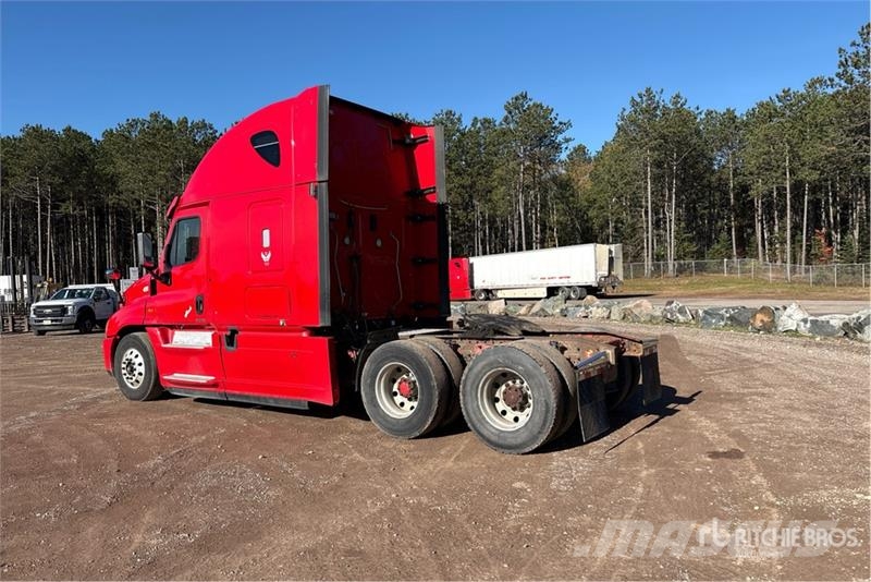Freightliner Cascadia 125 6x4 T/A Sleeper Truck Tractor Trekkers