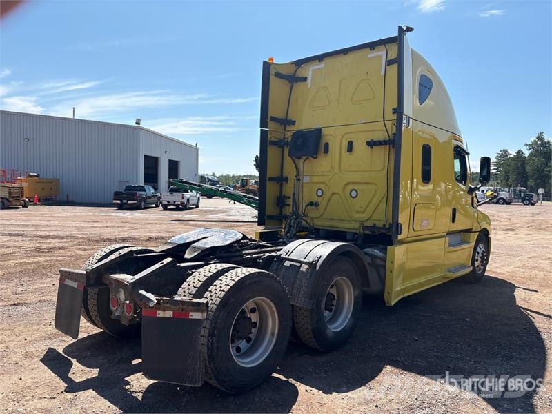 Freightliner Cascadia 126 6x4 T/A Sleeper Truck Tractor Vetopöytäautot