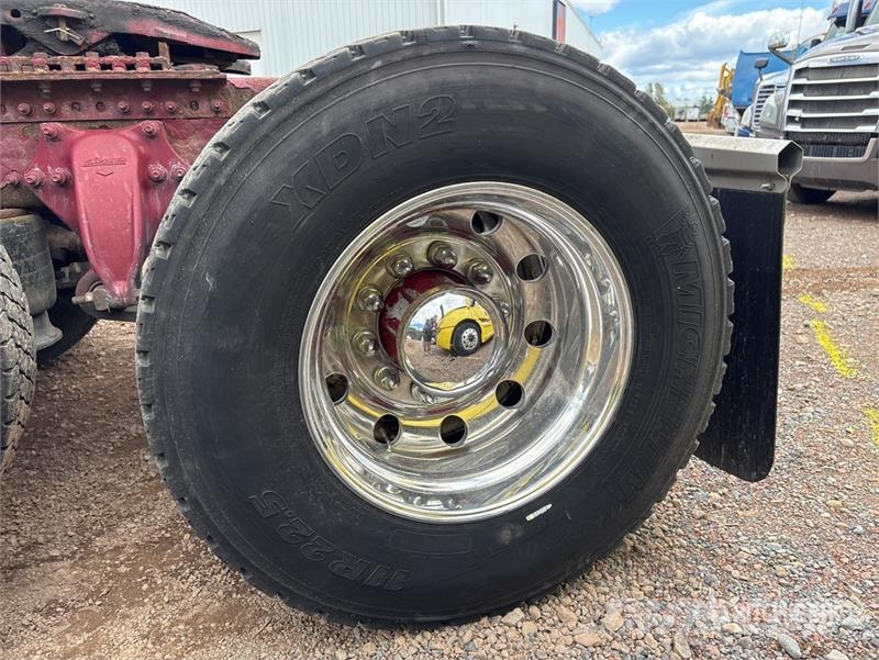 Freightliner Cascadia 126 6x4 T/A Sleeper Truck Tractor Camiones tractor