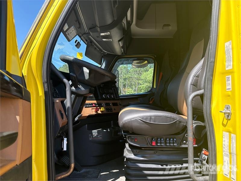 Freightliner Cascadia 126 6x4 T/A Sleeper Truck Tractor Vetopöytäautot