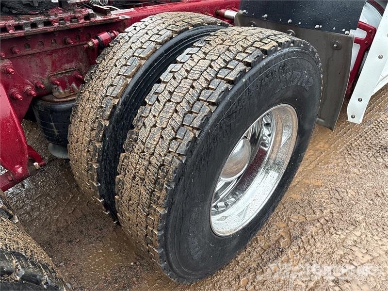 Freightliner Cascadia 126 6x4 T/A Sleeper Truck Tractor Ťahače