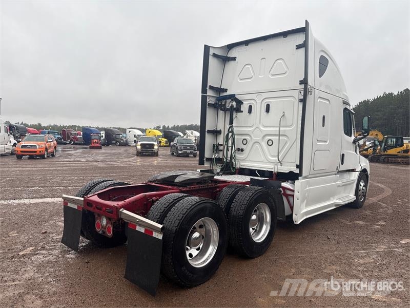 Freightliner Cascadia 126 6x4 T/A Sleeper Truck Tractor Trekkvogner