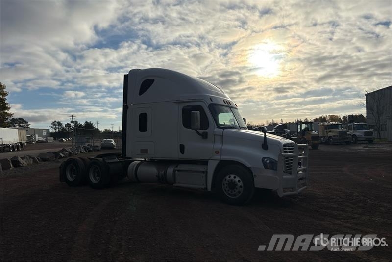 Freightliner Cascadia 125 6x4 T/A Sleeper Truck Tractor Sattelzugmaschinen