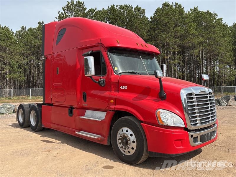 Freightliner Cascadia 125 6x4 T/A Sleeper Truck Tractor Vlačilci