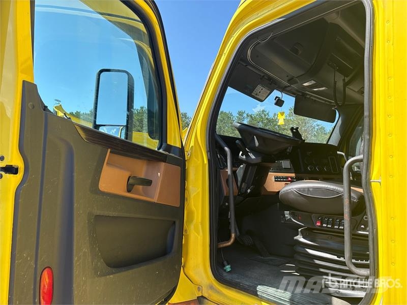 Freightliner Cascadia 126 6x4 T/A Sleeper Truck Tractor Vetopöytäautot