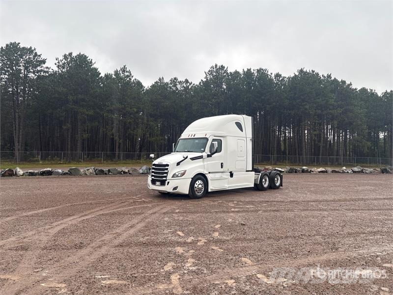 Freightliner Cascadia 126 6x4 T/A Sleeper Truck Tractor Trekkvogner