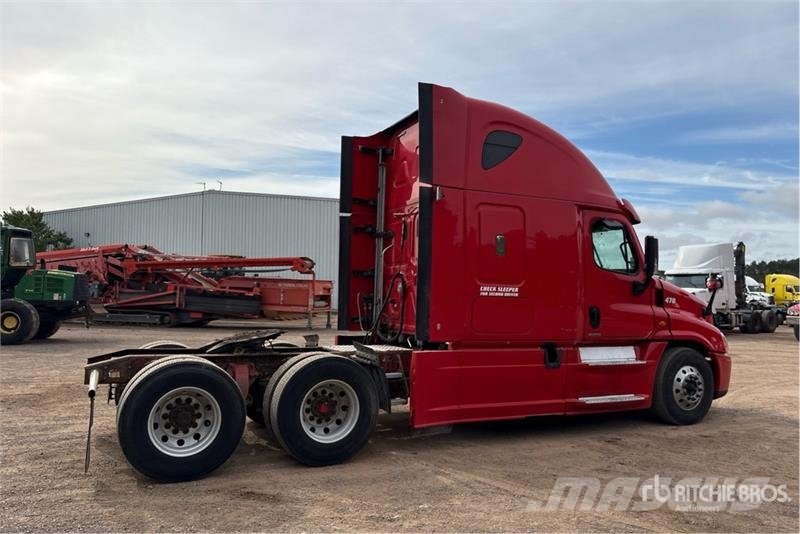 Freightliner Cascadia 125 6x4 T/A Sleeper Truck Tractor Dragbilar
