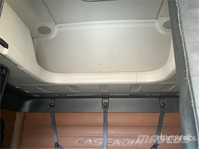 Freightliner Cascadia 126 6x4 T/A Sleeper Truck Tractor Trekkers